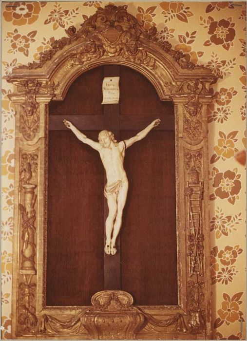 crucifix (Christ en croix) et son cadre sculpté