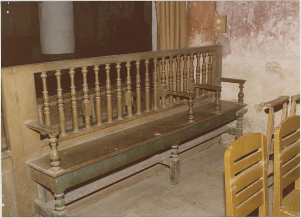 Barrière de choeur avec banc attenant