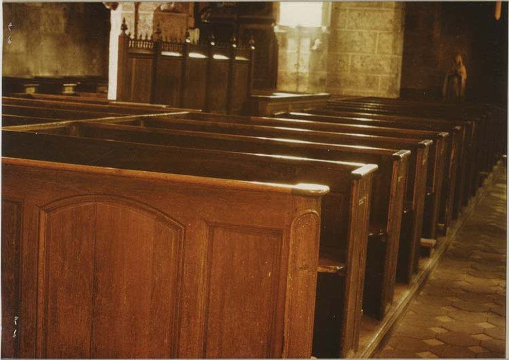 les bancs de la nef et des bas-côtés