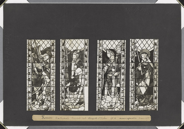 Chapelle Saint-Julien, baie 49 (ancienne baie 19), registre inférieur : Saint Michel terrassant le dragon, saint Julien, saint Guillaume et sainte Geneviève. Avant restauration