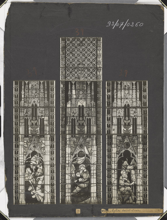 Chapelles du déambulatoire, baie 0 (ancienne baie 41) : Vitrail composite de l’Enfance du Christ (scènes dans le désordre), Annonce aux Bergers, Vierge à l’Enfant, saint Joseph (de la Nativité)