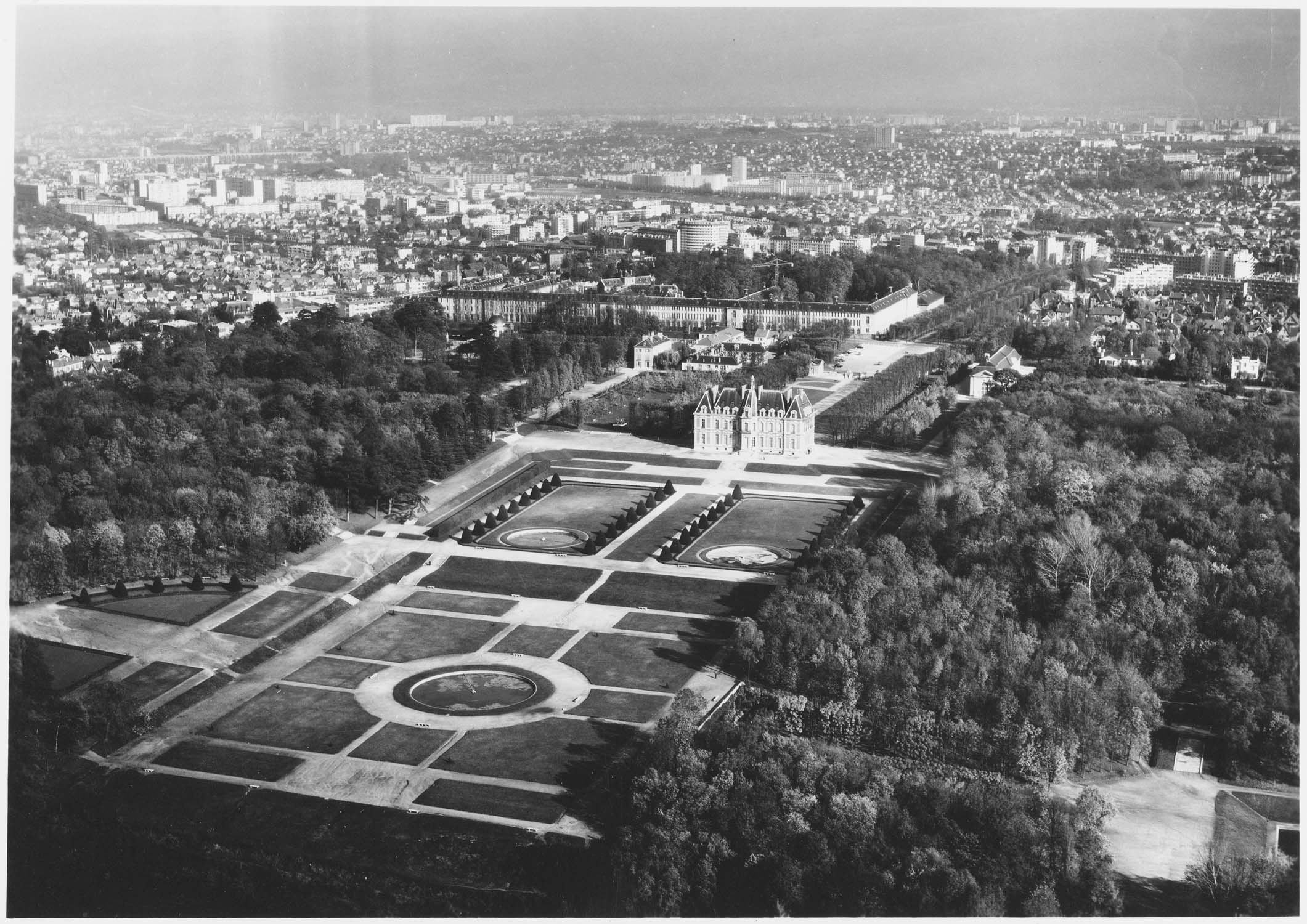 Le château de Sceaux ; en arrière plan : le lycée Lakanal