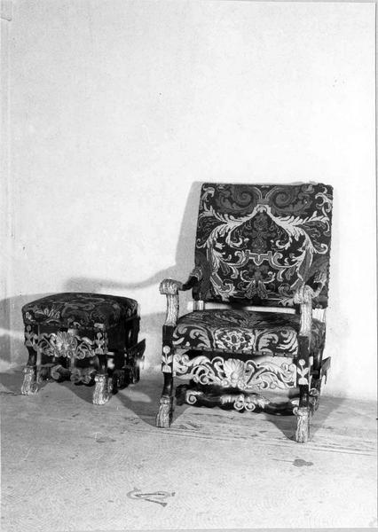 fauteuil et tabouret - © Ministère de la Culture (France), Médiathèque du patrimoine et de la photographie (objets mobiliers), tous droits réservés