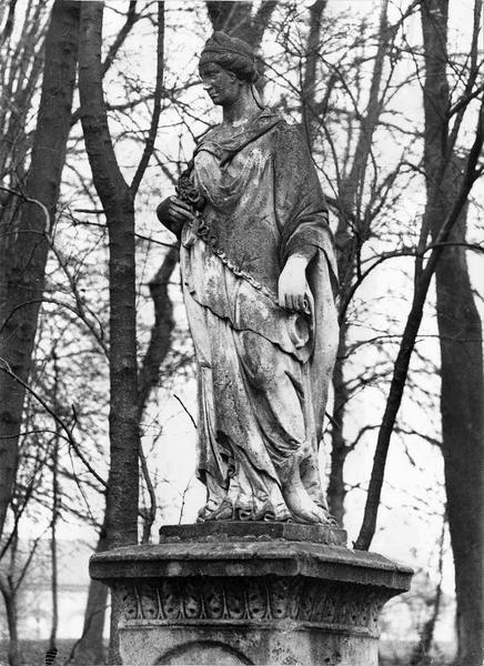 statue : Servitude (la) - © Ministère de la Culture (France), Médiathèque du patrimoine et de la photographie (objets mobiliers), tous droits réservés