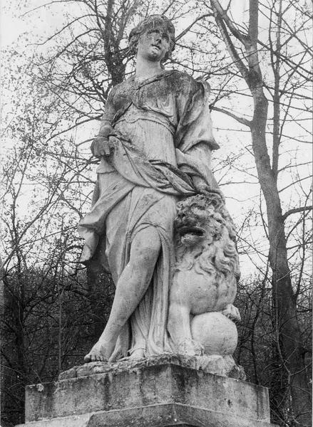 statue : symbolisant la force - © Ministère de la Culture (France), Médiathèque du patrimoine et de la photographie (objets mobiliers), tous droits réservés