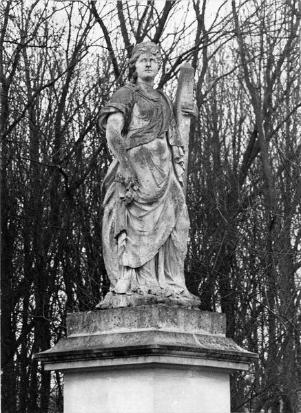 statue : Allégorie - © Ministère de la Culture (France), Médiathèque du patrimoine et de la photographie (objets mobiliers), tous droits réservés