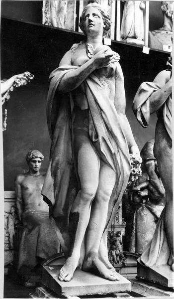 statue : La Terre, prise de vue au dépôt de sculptures - © Ministère de la Culture (France), Médiathèque du patrimoine et de la photographie (objets mobiliers), tous droits réservés