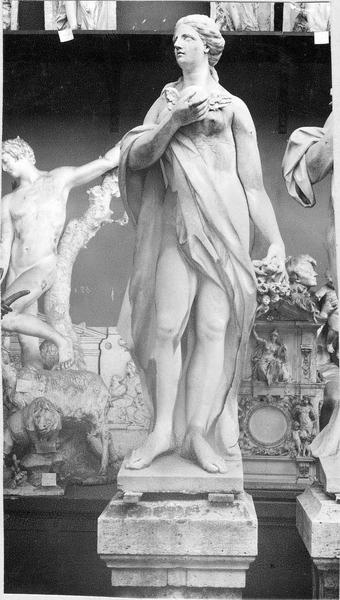 statue : La Terre, prise de vue au dépôt de sculptures - © Ministère de la Culture (France), Médiathèque du patrimoine et de la photographie (objets mobiliers), tous droits réservés