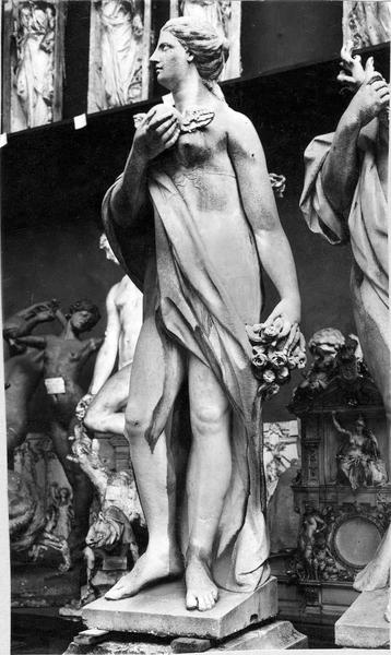 statue : La Terre, prise de vue au dépôt de sculptures - © Ministère de la Culture (France), Médiathèque du patrimoine et de la photographie (objets mobiliers), tous droits réservés