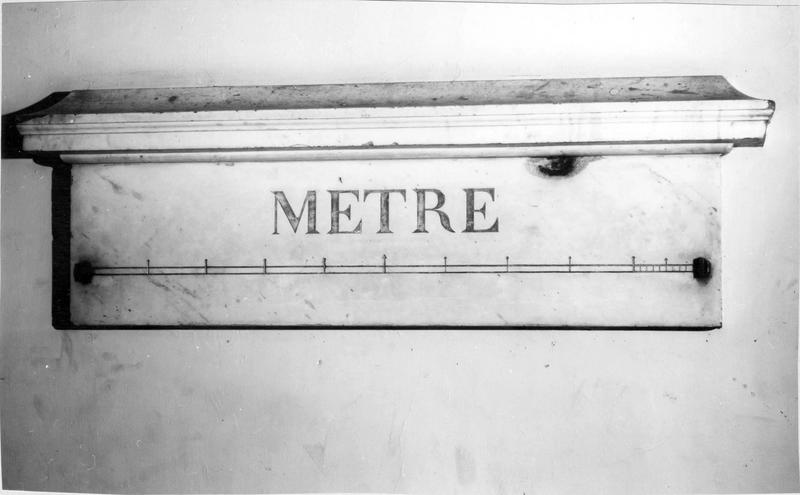 mètre étalon ; marbre blanc et bonze - © Ministère de la Culture (France), Médiathèque du patrimoine et de la photographie (objets mobiliers), tous droits réservés