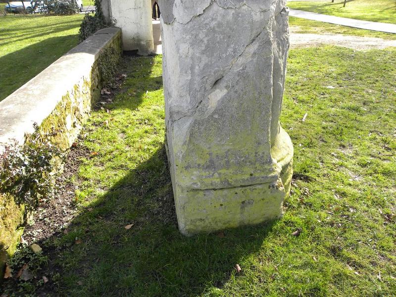 groupe sculpté de Vénus et Cupidon, vue rapprochée sur le socle, coté droit