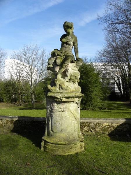 groupe sculpté de Vénus et Cupidon, vue de face