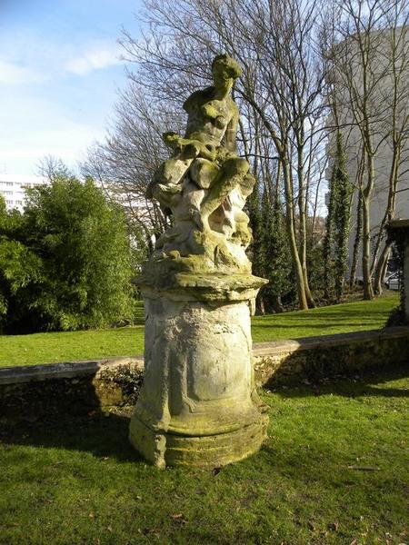 groupe sculpté de Vénus et Cupidon, vue de trois quart droit