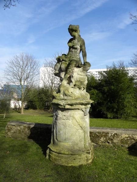 groupe sculpté de Vénus et Cupidon, vue de trois quart gauche