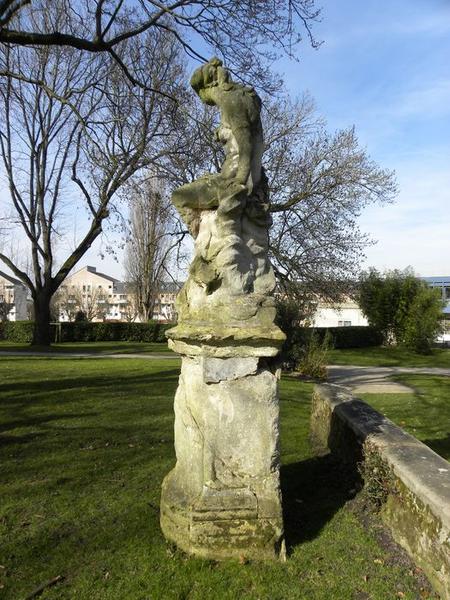 groupe sculpté de Vénus et Cupidon, vue du coté gauche