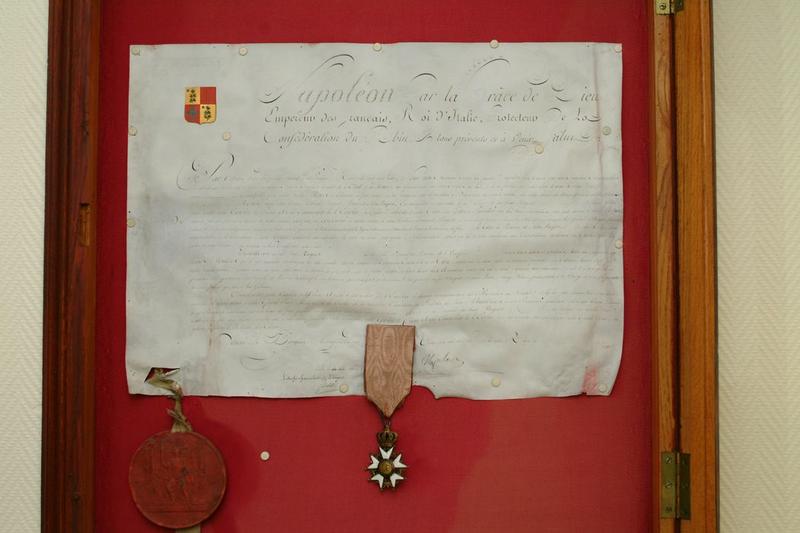 manuscrit (lettre patente) de Napoléon Ier du 26 avril 1808 : Attribution du titre de baron de l'Empire au général François Roguet - © Ministère de la Culture (France), Médiathèque du patrimoine et de la photographie (objets mobiliers), tous droits réservés