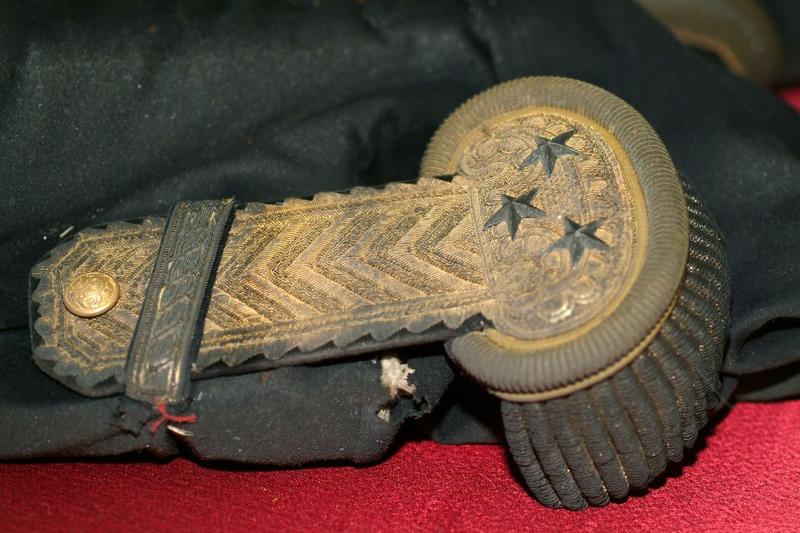 ensemble d'un costume militaire (costume d'apparat) : épaulette - © Ministère de la Culture (France), Médiathèque du patrimoine et de la photographie (objets mobiliers), tous droits réservés