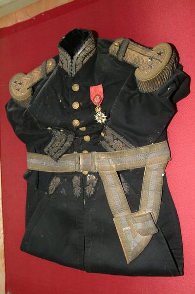 ensemble d'un costume militaire (costume d'apparat) : vue d'ensemble - © Ministère de la Culture (France), Médiathèque du patrimoine et de la photographie (objets mobiliers), tous droits réservés