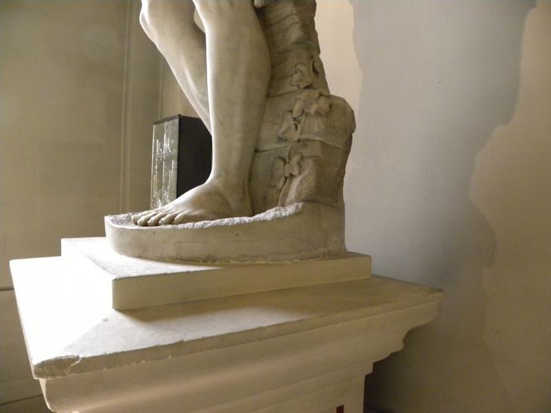 statue : Saint Jean-Baptiste : détail des pieds