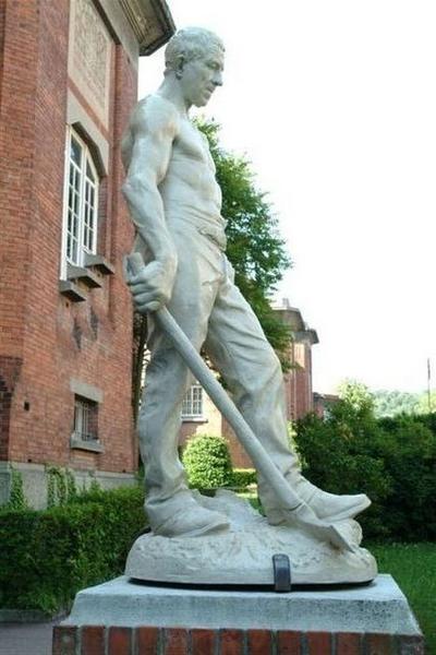 statue : Le Bûcheron de la forêt de La Londe : vue du coté gauche