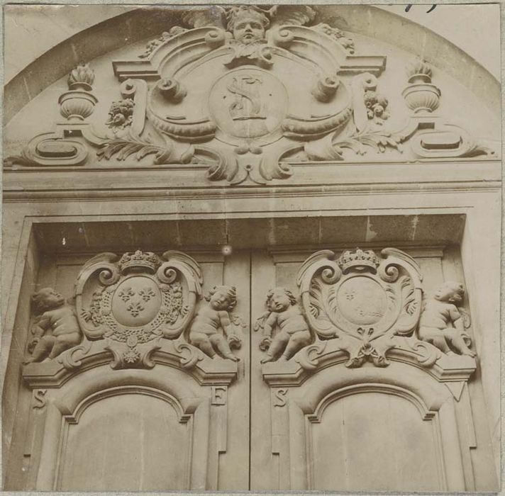 vantaux des trois portes de la façade