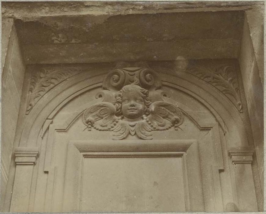 vantaux des trois portes de la façade