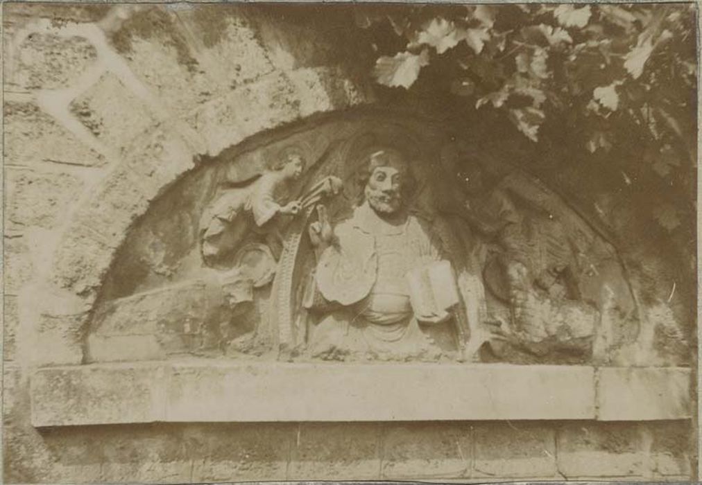 bas-relief : Christ bénissant (le), symboles des quatre évangélistes