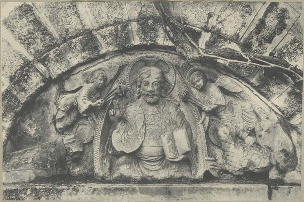 bas-relief : Christ bénissant (le), symboles des quatre évangélistes