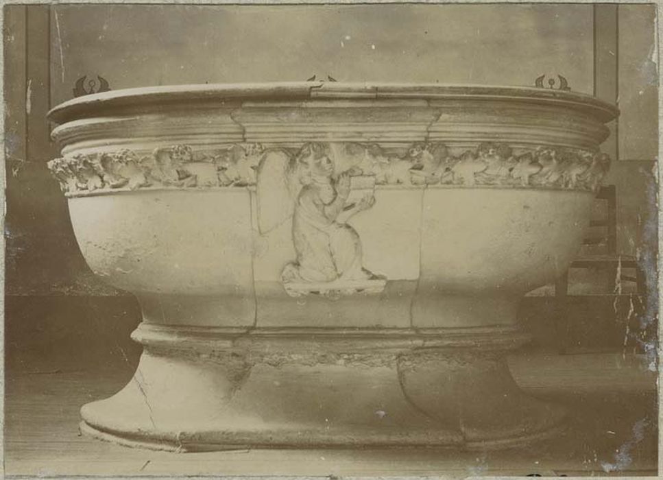 fonts baptismaux : Baptême du Christ, ange portant un coffret - © Ministère de la Culture (France), Médiathèque du patrimoine et de la photographie, diffusion GrandPalaisRmn Photo