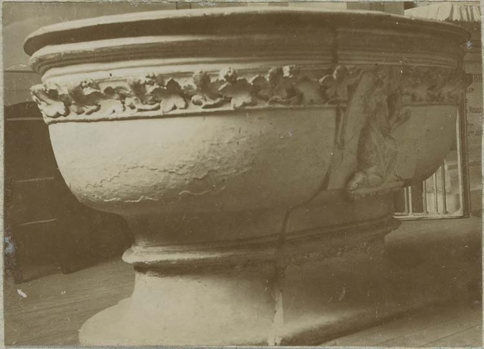 fonts baptismaux : Baptême du Christ, ange portant un coffret - © Ministère de la Culture (France), Médiathèque du patrimoine et de la photographie, diffusion GrandPalaisRmn Photo