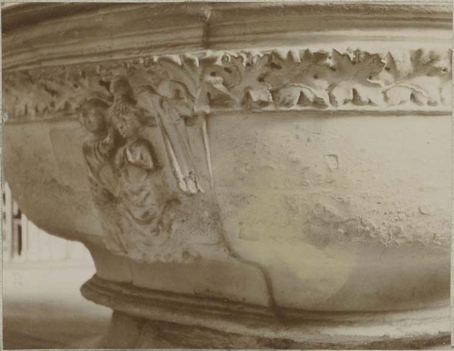 fonts baptismaux : Baptême du Christ, ange portant un coffret - © Ministère de la Culture (France), Médiathèque du patrimoine et de la photographie, diffusion GrandPalaisRmn Photo