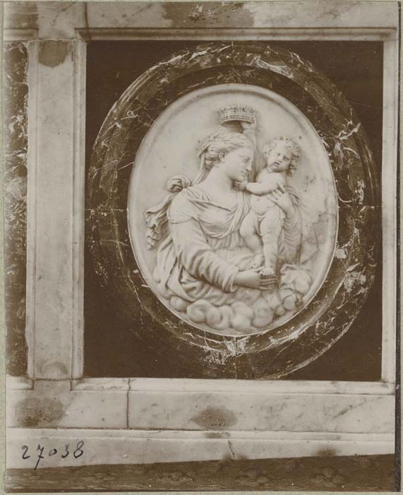 bas-relief : Vierge couronnée par l'Enfant Jésus (la)