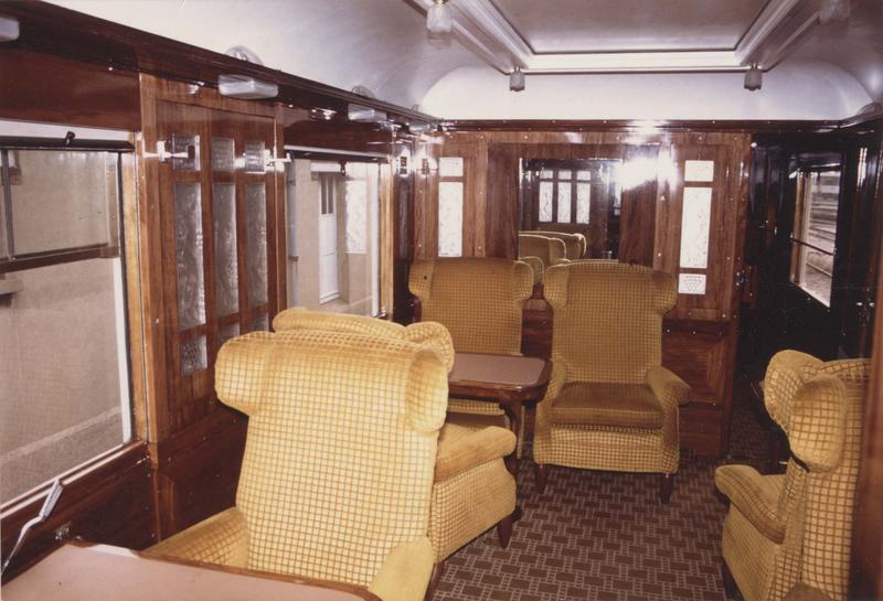 intérieur d'une voiture de voyageurs : voiture-salon Pullmann, type Côte-d'Azur, n° 4159
