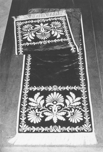 ornement dit de Louis XVIII en velours noir brodé d'argent - © Ministère de la Culture (France), Médiathèque du patrimoine et de la photographie, diffusion RMN-GP