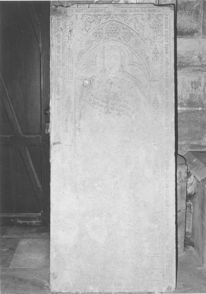 dalle funéraire d'Eustache de Neufville - © Ministère de la Culture (France), Médiathèque du patrimoine et de la photographie (objets mobiliers), tous droits réservés