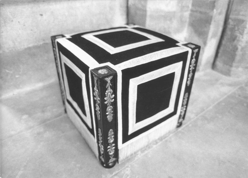 mobilier des funérailles de Louis XVIII : tabouret - © Ministère de la Culture (France), Médiathèque du patrimoine et de la photographie (objets mobiliers), tous droits réservés