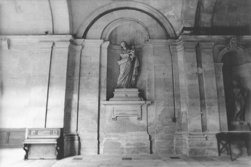 statue : Vierge à l'Enfant dans la niche à l'angle nord-est du cloître - © Ministère de la Culture (France), Médiathèque du patrimoine et de la photographie (objets mobiliers), tous droits réservés
