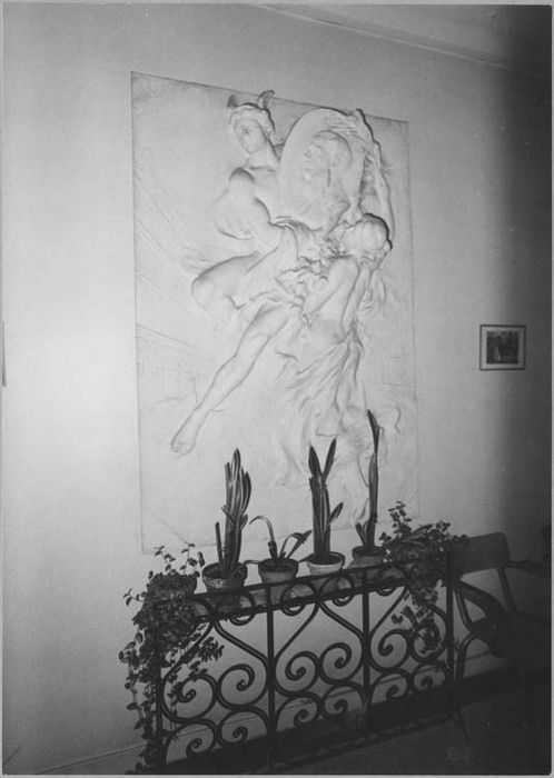 bas-relief : Mercure et la Renommée portant l'effigie de Mr Chauvin