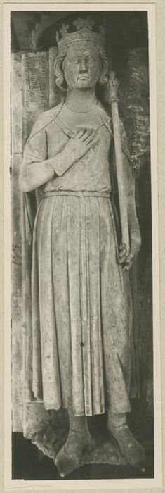 statue (gisant) : Carloman, roi d'Austrasie, fils de Pépin le Bref, frère de Charlemagne