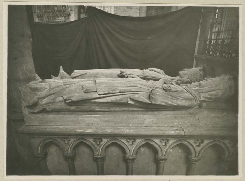 statue (gisant) : Ermentrude, première épouse de Charles le Chauve, roi de France