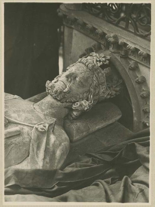 statue (gisant) : Constance d'Arles, seconde épouse de Robert le Pieux, roi de France