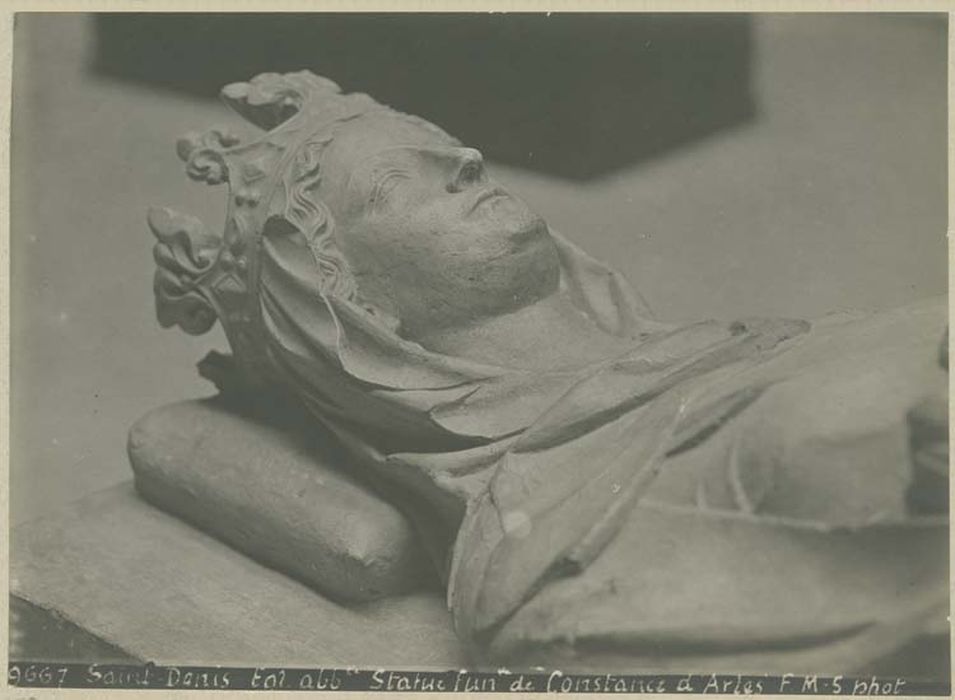 statue (gisant) : Constance d'Arles, seconde épouse de Robert le Pieux, roi de France