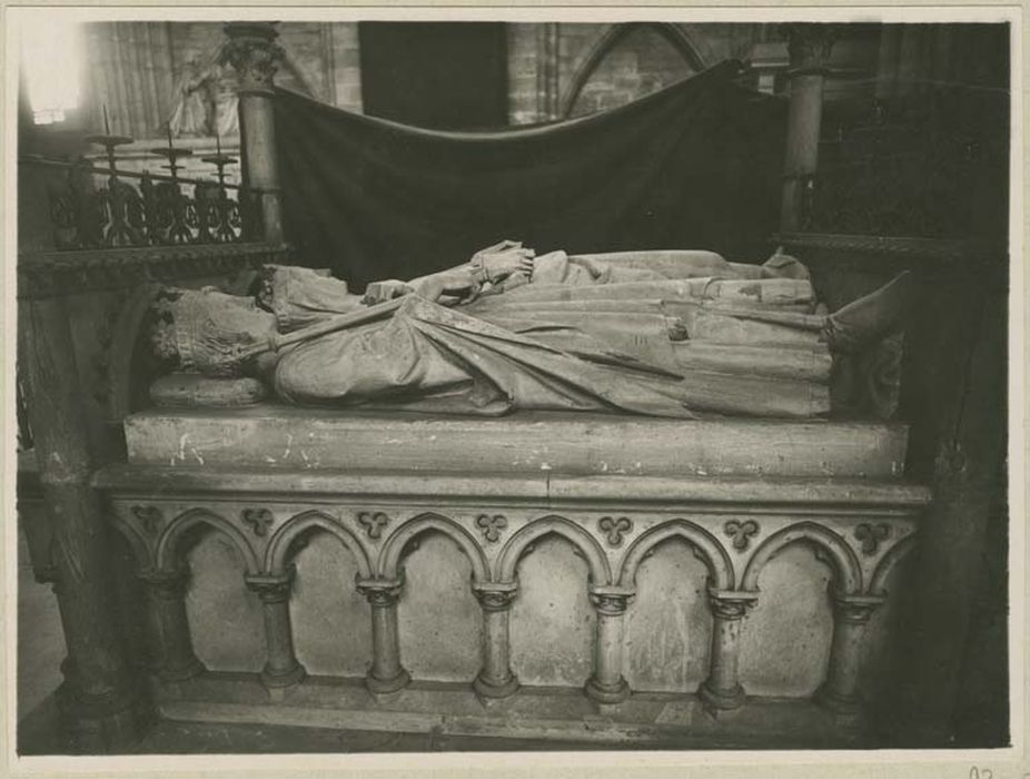 statue (gisant) : Philippe, fils aîné de Louis VI