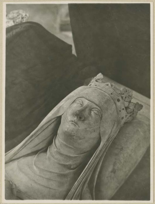 statue (gisant) : Jeanne d'Evreux, fille de Louis de France, comte d'Evreux, et de Marguerite d'Artois, troisième épouse de Charles IV, roi de France