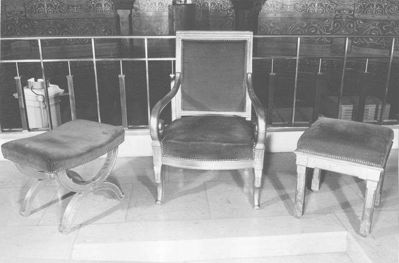 fauteuil de célébrant, tabourets d'église, vue générale