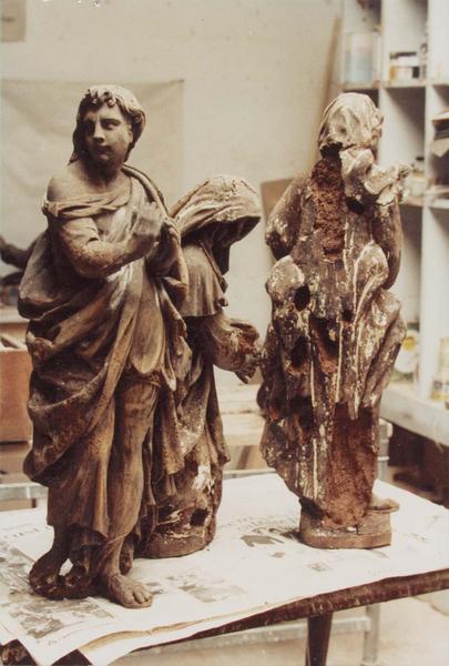 groupe sculpté : Vierge de Pitié entre deux saintes femmes, vue partielle