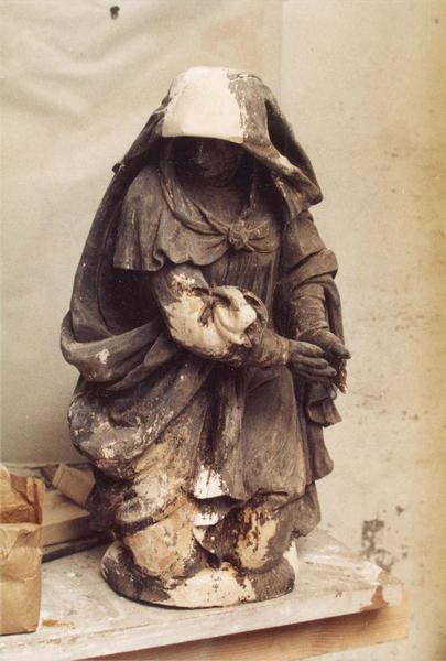 groupe sculpté : Vierge de Pitié entre deux saintes femmes, vue partielle
