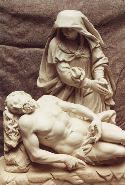 groupe sculpté : Vierge de Pitié entre deux saintes femmes, vue partielle