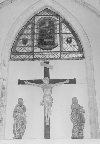 groupe sculpté : Christ en croix entre la Vierge et saint Jean, vue générale ; verrière : sainte Colombe, vue générale