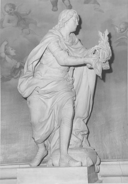 statue : saint Louis offrant la couronne d'épines, vue générale
